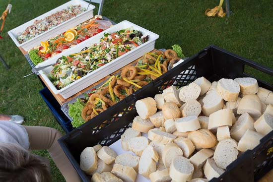 Kyllingespyd, tyndt skåret roastbeef, skinke, diverse lækre salater og flødekartofler i stavlevis - jouw der manglede ikke noget :) Lækkert !