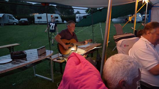 Efter en større omgang elektriker arbejde, lykkedes det at få strøm over til guitaristen, så lys, mikrofon og forstærker kunne vækkes til live :) Af hensyn til evt retsforfølgelse af arrangørerne, undlader vi at vise billeder af den elektriske installation .... :D