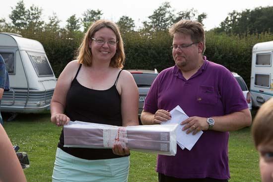 Mac & Grace trak det store arrangør læs, så resten af udvalget besluttede at de skulle have en gave. Lys dimser fra Isabella, der kan klikkes på forteltet's stænger.