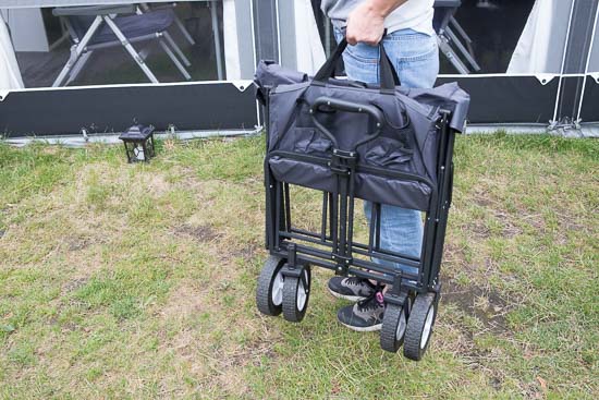 Tr&aelig;kvognen b&aelig;res let i de tog kraftige h&aring;ndtag