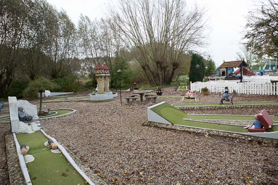 Minigolfbanen er sjov - også selv om vejret ikke er det bedste