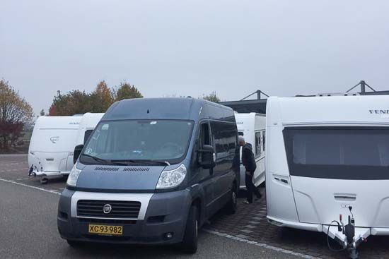 Det tog ikke lang tid at få vores Fendt hægtet på krogen. 5 minutter, og så var vi på vej igen