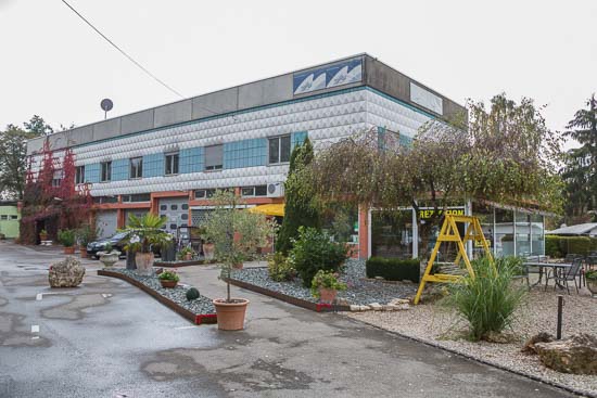 Receptionen og Hotellet på Camping Caravaningpark Augsburg. Det ser lidt trist ud pga. af vejret, men det er fin og velholdt campingplads.