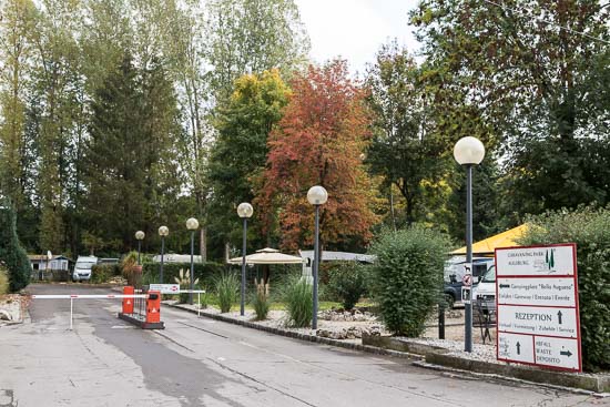 Ved både ind- og udkørsel skal der bruge nøglekort for at åbne bommene ind til campingpladsen