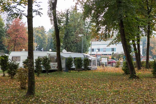De mange træer kan gøre det vanskeligt at få campingvognen på plads. Heldigvis er der mover på vores Fendt, så vi kom hurtigt på plads