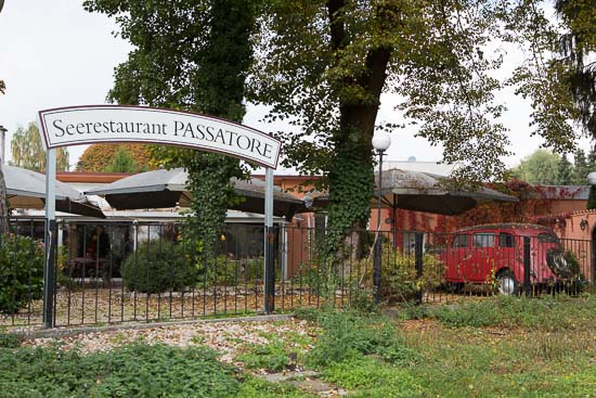 Campingpladsens restaurant. Bilen i haven er en dekoration, og den står med lys i forlygterne on aftenen