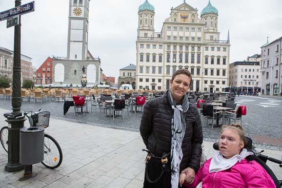 Sissel og Ann Karina på Rådhuspladsen foran Rådhuset i Augsburg. Om sommeren havde der sikkert været mange flere mennesker her, men der gør ikke noget, for så er der mere plads til os