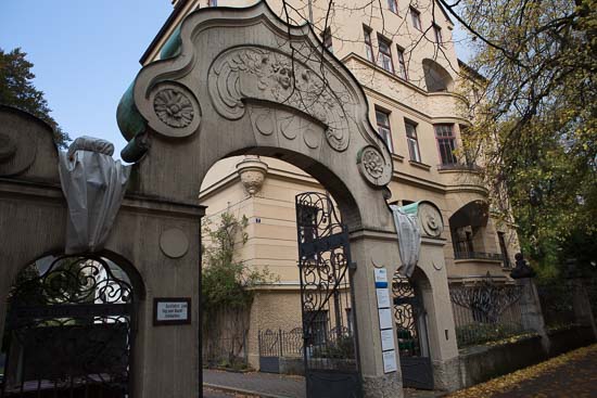 Mange steder bliver man mindet om hvor rig denne by har været