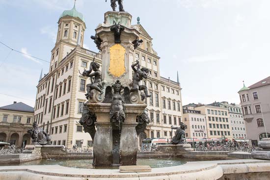 Der er mange fontæner i Augsburg – bl.a. denne store og meget flotte fontæne foran Rådhuset