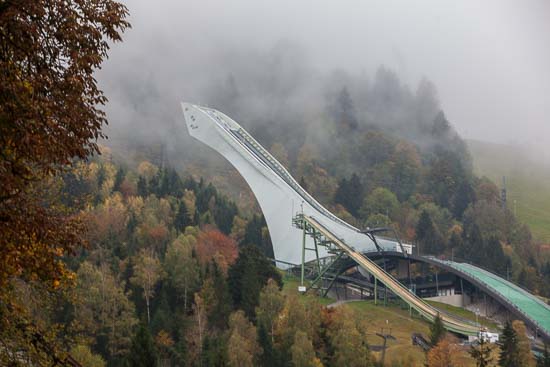 I Garmisch-Partenkirchen fik vi et glimt at byens berømte skihopbakke.