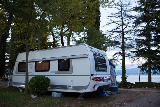 Sidst på eftermiddagen ankom vi til Camping Bella Italia i byen Peschiera del Garda. Og her er vi så – i første parket til Gardasøen