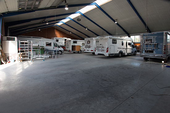 Det topmoderne værksted kan servicere alt fra autocampere og campingvogne til biler