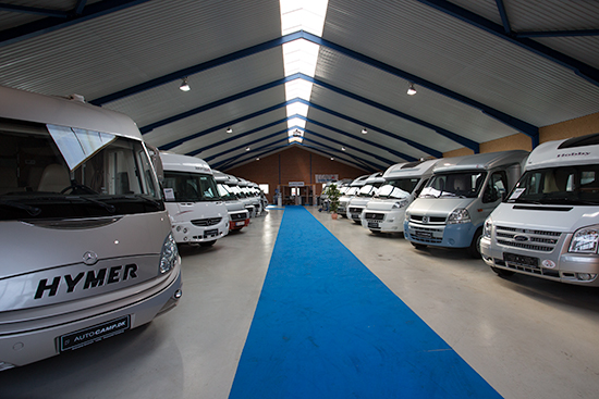 I det store indendørs udstillingslokale kan man se masser af nye Adria autocampere og brugte autocampere af forskellige mærker
