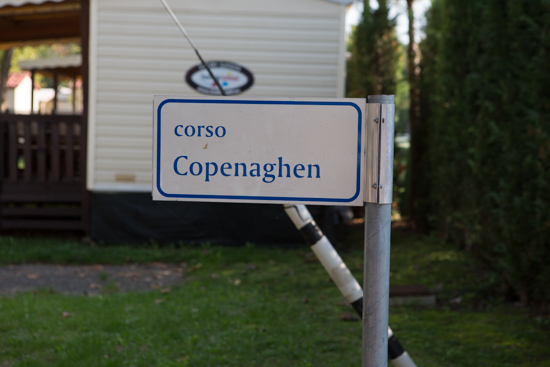 Vejene på campingpladsen har fået navn efter byer i Europa. Men det kniber lidt med at få stavet ’Copenhagen’ rigtigt :)