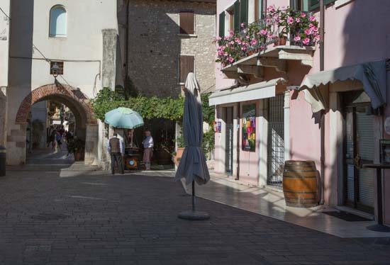 Bardolino er bare SÅ italiensk. Små krogede gade, farverige huse, og masser af blomster