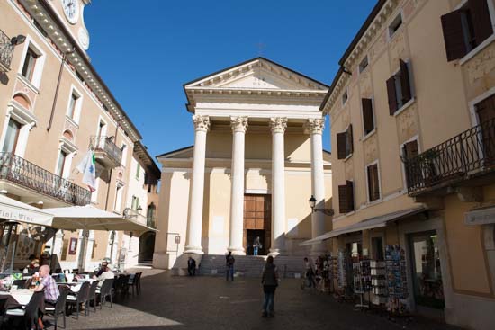 For enden af den store gågade ligger den store kirke S. Nicoló e S. Severo