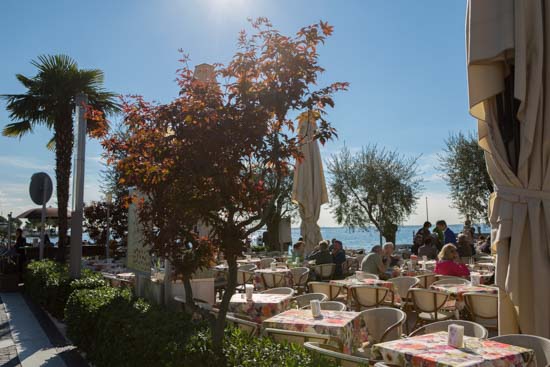 Der er mange restauranter i området ved havnen. Og fra mange af dem er der udsigt ud over søen