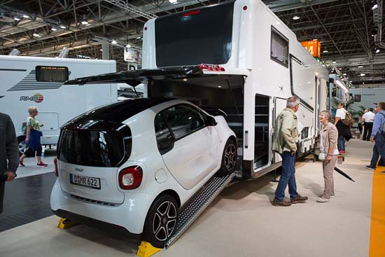 Praktisk med en garage bag i autocamperen, s&aring; man kan have en lille by-bil med