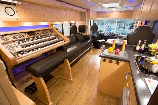 Denne autocamper er f.eks. bygget p&aring; bestilling til en tysk musiker, hvilket fremg&aring;r af det store orgel, der er byget ind i camperen
