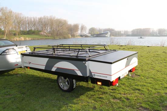 En teltvogn fylder ikke meget bag bilen. Den er let og &oslash;konomisk at k&oslash;re med. Man skulle ikke tro at denne trailer skjuler en komplet feriebolig, der er klar til brug p&aring; f&aring; minutter