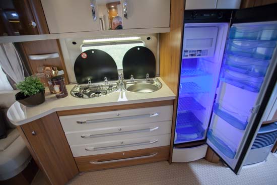 Det nye smalle køleskab rummede næsten lige så meget som tidligere, og gav samtidig mere plads til anden indretning af campingvognen.