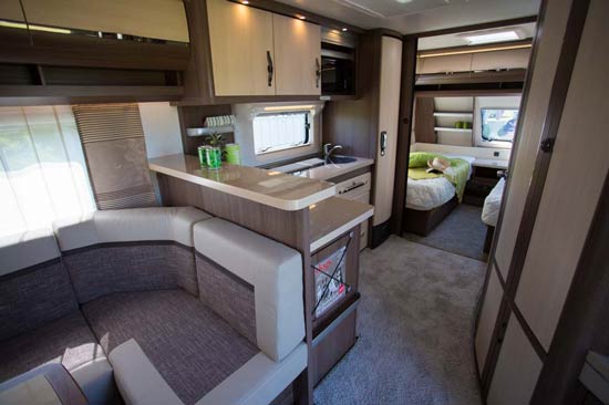 Efter introduktionen af det nye smalle køleskab så man campingvogne indrettet med vinkelkøkken, ¾ siddegrupper, mere skabsplads m.m.