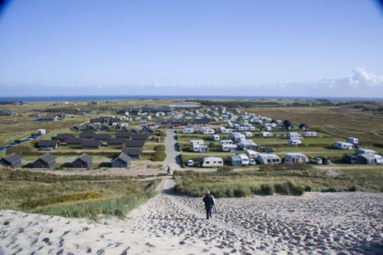 DanCamps Hvide Sande set fra klitterne