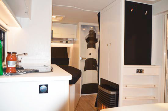 Stilrent design med masser af mulighed for selv at tilsætte farver