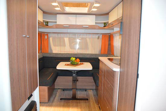 De udvendige farver er også ført ind i campingvognen