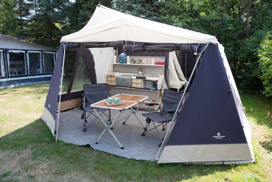 Der er masser af plads i en Combi-Camp. Og skulle det alligevel knibe med pladsen, kan man udvide med ekstra telte, sovekabiner ect.
