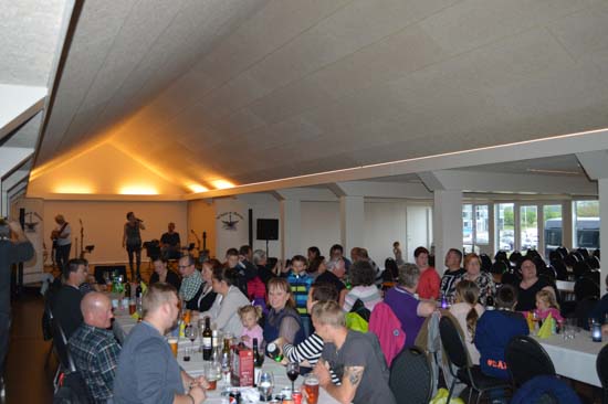 Fællesspisning og levende musik 