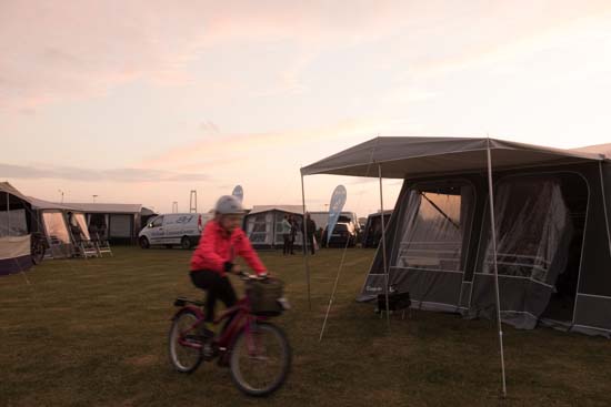 Aftenstemning på campingpladsen med de mange Camp-let’er