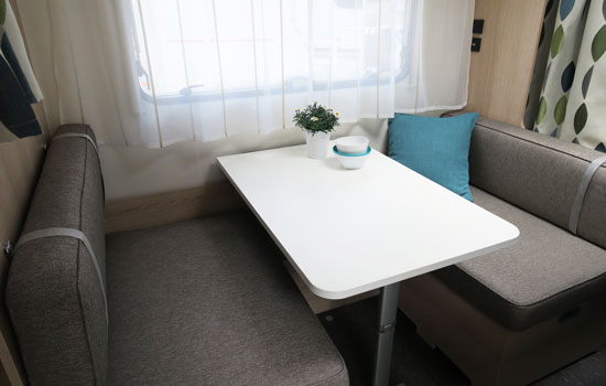 Praktisk dinette der kan redes op til ekstra sovepladser