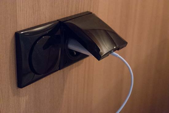 Fin detalje – 230V udtag ved senge til f.eks. mobillader