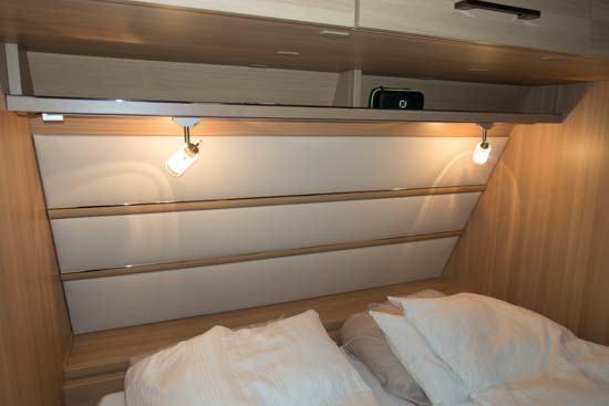 Der er flytbare spots over sengen, og fin aflægningsplads på hylden under overskabene.