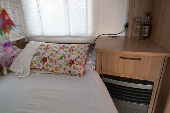 Lige ved siden af siddegruppen er der et lille bord. Vi bruger det primært til Sissels ting når hun skal skiftes eller plejes. Her er der også plads til et fjernsyn.