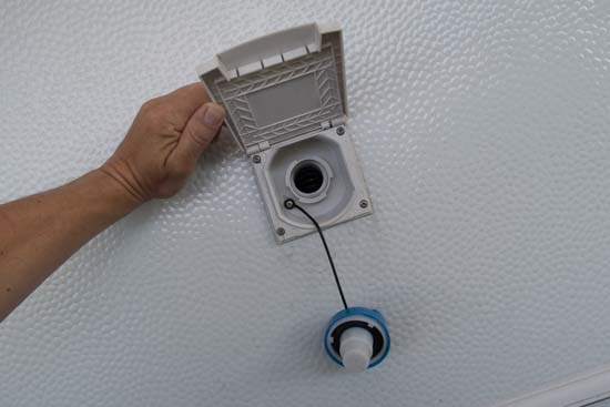 Fin detalje. Dækslet til vandtanken er gjort fast med et gummibånd. Det er en lille ting, men alligevel meget praktisk, da låget ikke så let bliver tabt eller forlagt.