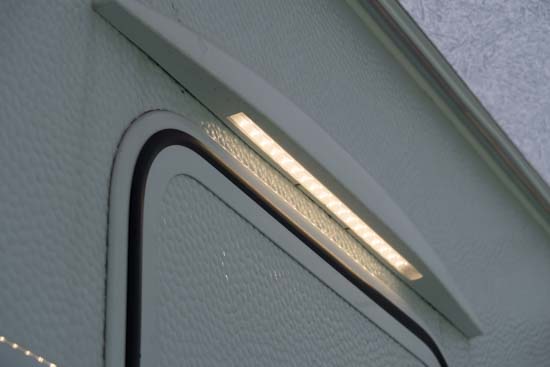 En fin detalje mere ved vores LMC. Forteltlampen er anbragt lige over døren, og fungerer både som forteltslampe og indgangslys.