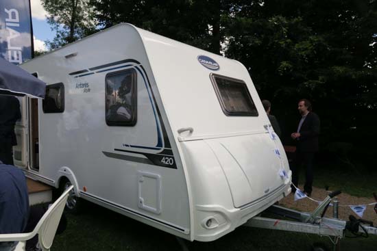 GRP Polyester sider og tag er standard p&aring; disse vogne