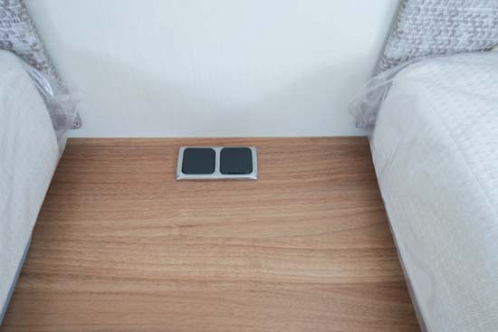 Mange gode detaljer som str&oslash;mstik ved sengen til opladning af telefon om natten