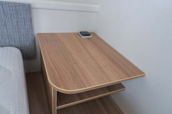 Natborde med gode detaljer som str&oslash;mstik