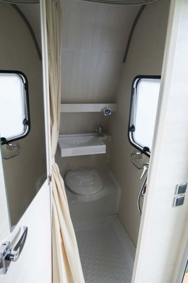 Toiletrum med klapvask for optimal pladsudnyttelse