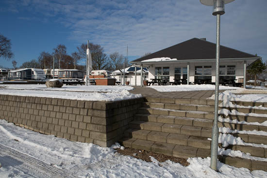 Trapper og gangstier er ryddet for sne, så det er både tørt og sikkert at bevæge sig rundt der