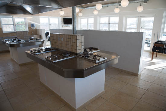 Til gengæld er der flot og lunt inde i de store køkkener og fællesrum