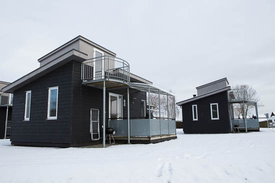 Der er mange hytter i forskellige kategorier på Frigård Camping.