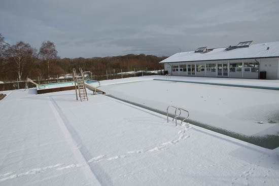 Poolen er heller ikke i brug, så vi undrede os lidt over fodsporene hen til bassinet