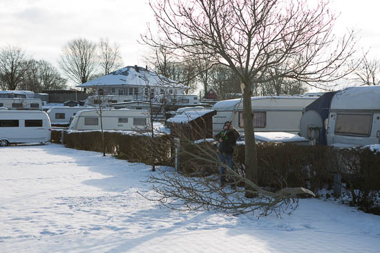Vinteren bliver også brugt til at gøre pladsen klar til den forestående sæson. Her er det indehaveren Niels Friis, der er i gang med at beskære træer