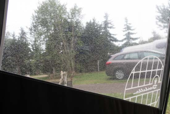 Selvom regnen står ned i stænger, er der stadig tørt foran forteltets indgang