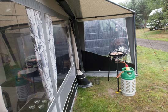 Her det det grillen, der er kommet i tørvejr pga. en byge