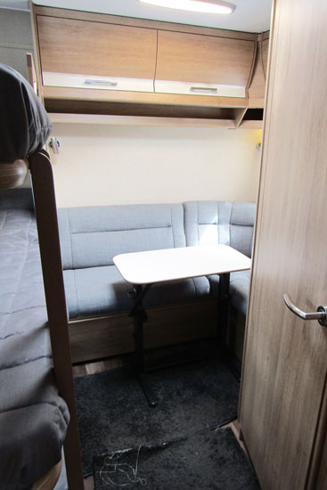 Børnene har deres eget værelse i bagenden af vognen